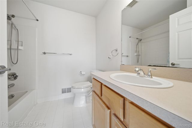402 Old Pine Way, Walled Lake, MI 48390