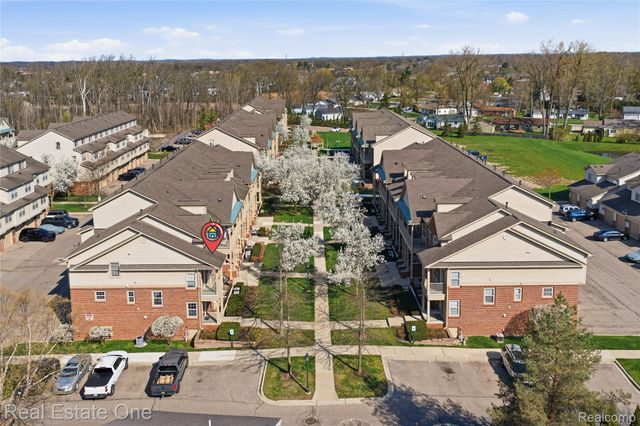 402 Old Pine Way, Walled Lake, MI 48390