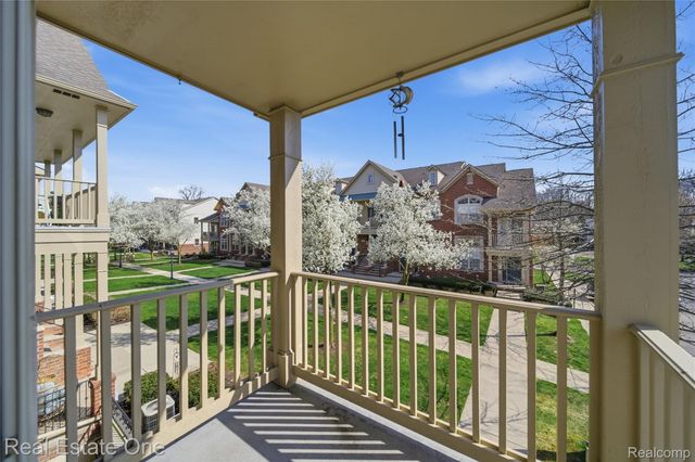 402 Old Pine Way, Walled Lake, MI 48390
