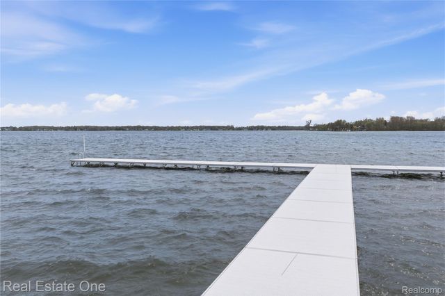 402 Old Pine Way, Walled Lake, MI 48390