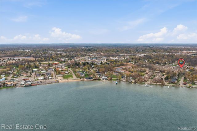 402 Old Pine Way, Walled Lake, MI 48390