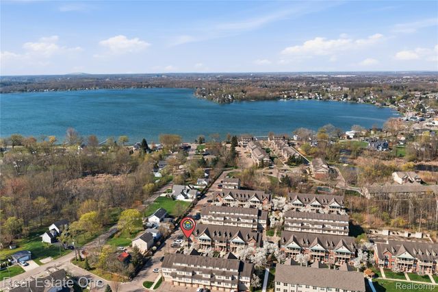 402 Old Pine Way, Walled Lake, MI 48390