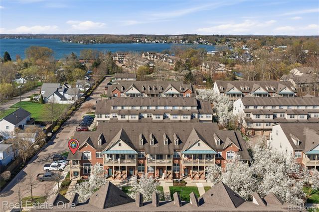 402 Old Pine Way, Walled Lake, MI 48390