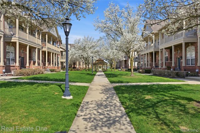 402 Old Pine Way, Walled Lake, MI 48390