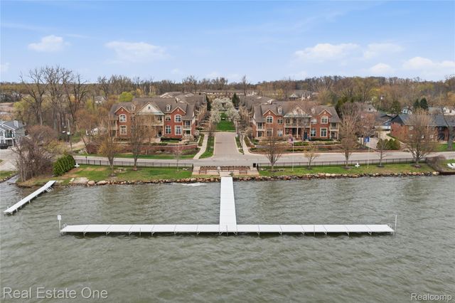 402 Old Pine Way, Walled Lake, MI 48390