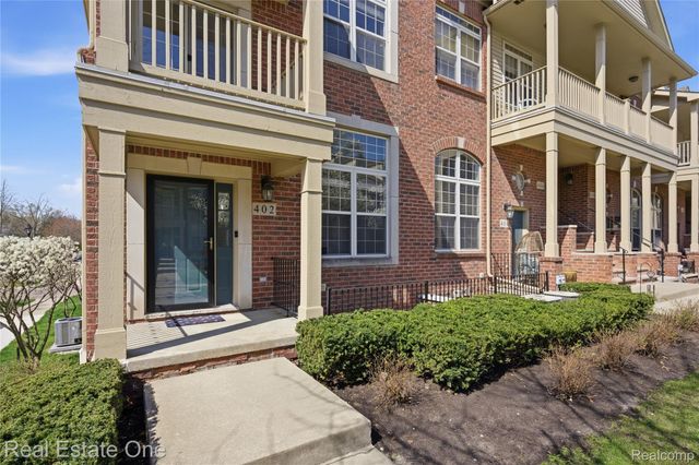402 Old Pine Way, Walled Lake, MI 48390