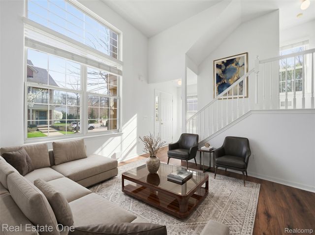 402 Old Pine Way, Walled Lake, MI 48390