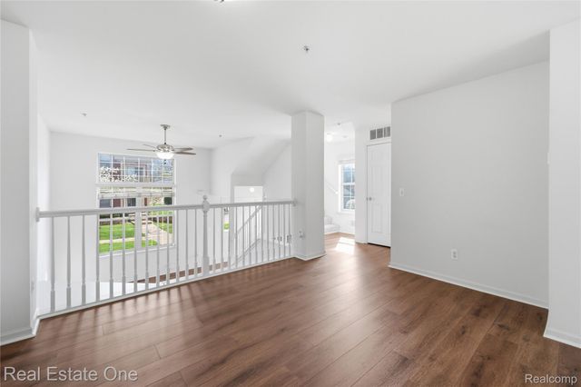402 Old Pine Way, Walled Lake, MI 48390