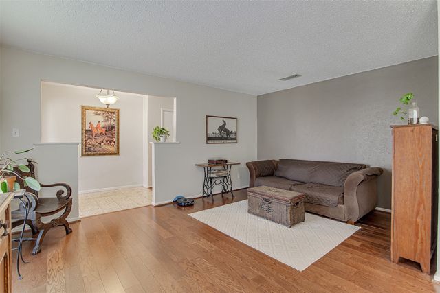 1910 New Castle Court, Arlington, TX 76013