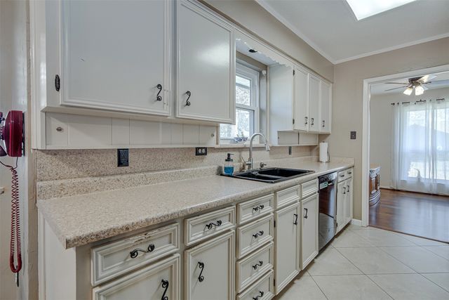 1910 New Castle Court, Arlington, TX 76013