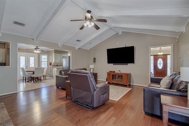 1910 New Castle Court, Arlington, TX 76013