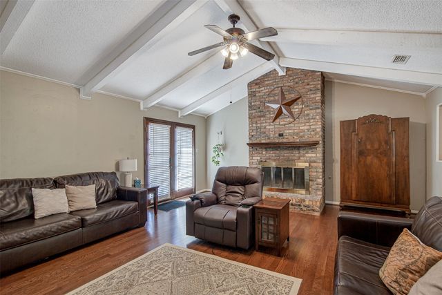 1910 New Castle Court, Arlington, TX 76013