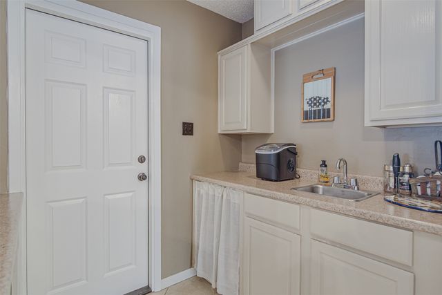 1910 New Castle Court, Arlington, TX 76013