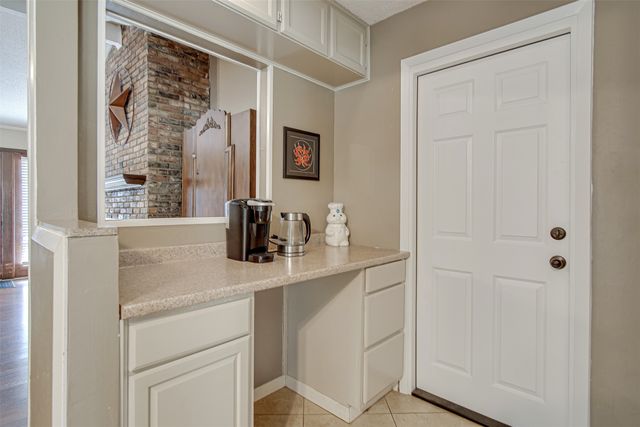 1910 New Castle Court, Arlington, TX 76013