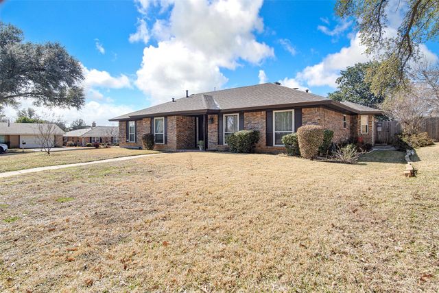 1910 New Castle Court, Arlington, TX 76013