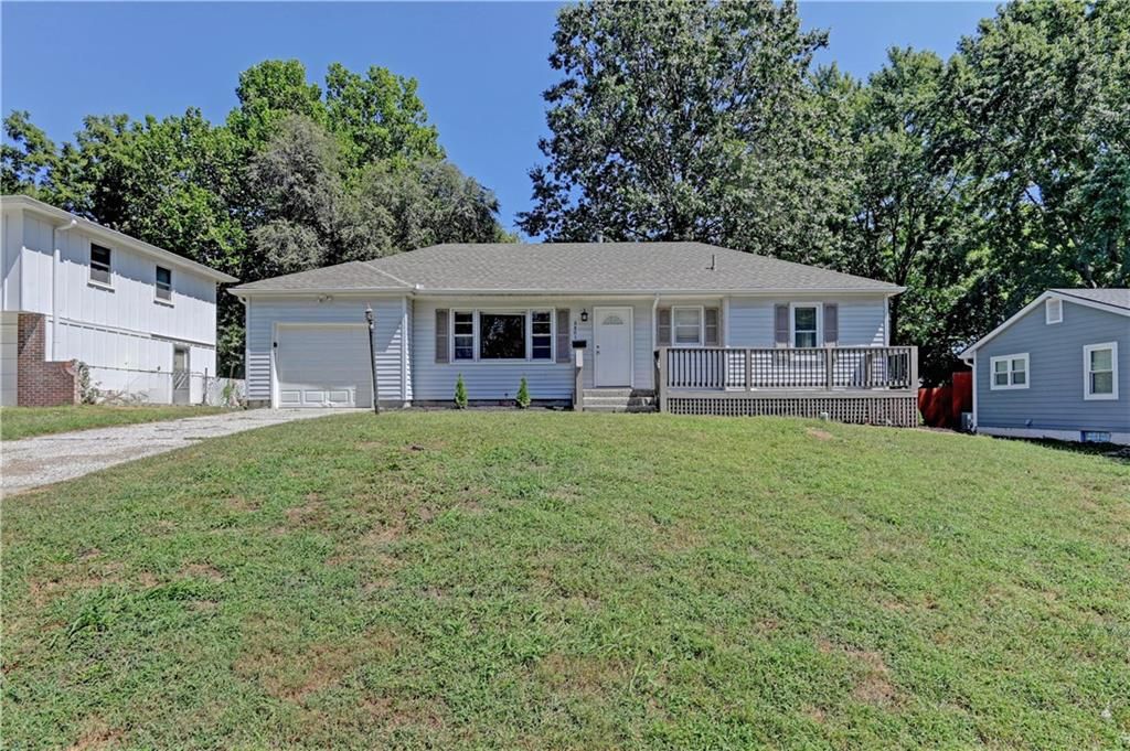 8805 Grandview Street, Overland Park, KS 66212