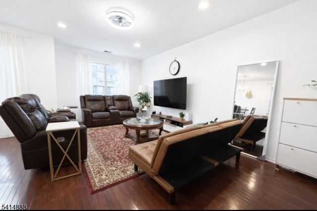 8 Swing Bridge Ln, South Bound Brook Boro, NJ 08880