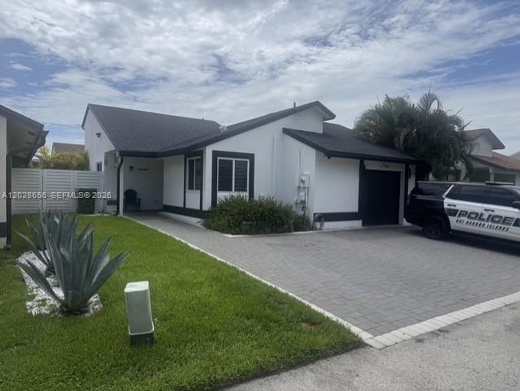 1131 SW 110th Avenue, Pembroke Pines, FL 33025