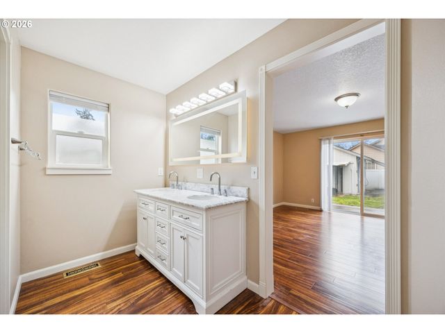 661 Nw CONNELL Ave, Hillsboro, OR 97124