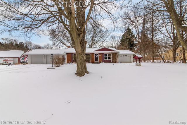 11043 Hamburg Road, Hamburg Township, MI 48189