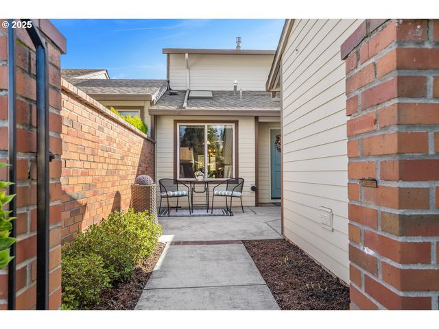 10350 Sw GREENLEAF Ter, Portland, OR 97224