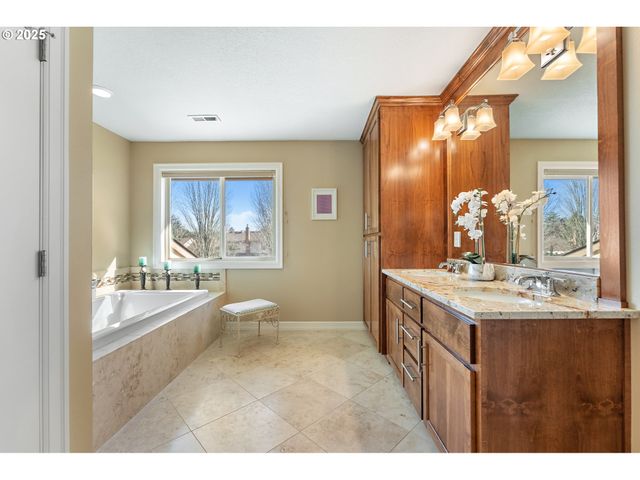 10350 Sw GREENLEAF Ter, Portland, OR 97224