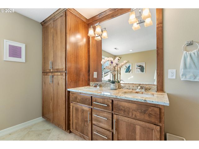 10350 Sw GREENLEAF Ter, Portland, OR 97224