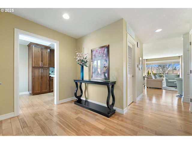 10350 Sw GREENLEAF Ter, Portland, OR 97224