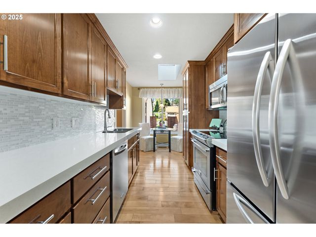 10350 Sw GREENLEAF Ter, Portland, OR 97224