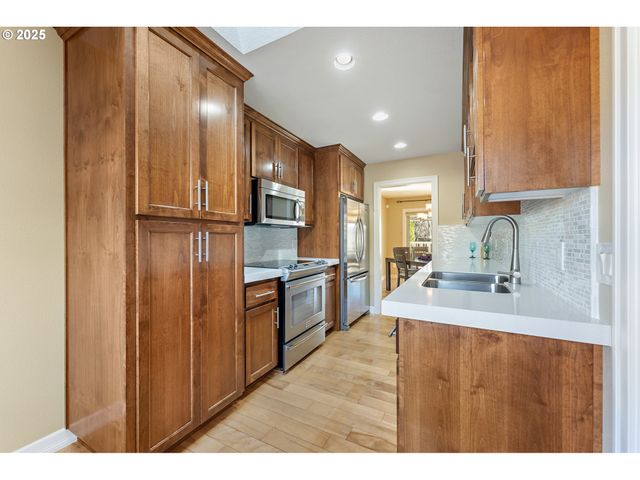 10350 Sw GREENLEAF Ter, Portland, OR 97224