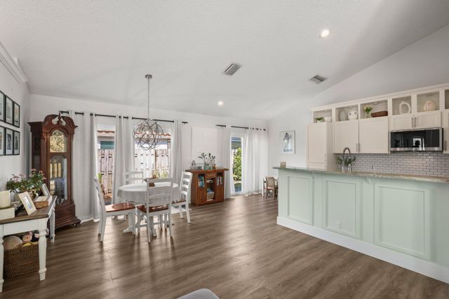 29 Dogwood Circle, Boynton Beach, FL 33436