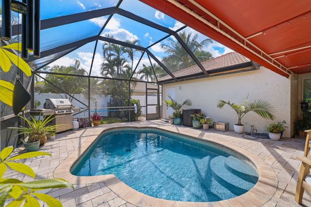 29 Dogwood Circle, Boynton Beach, FL 33436