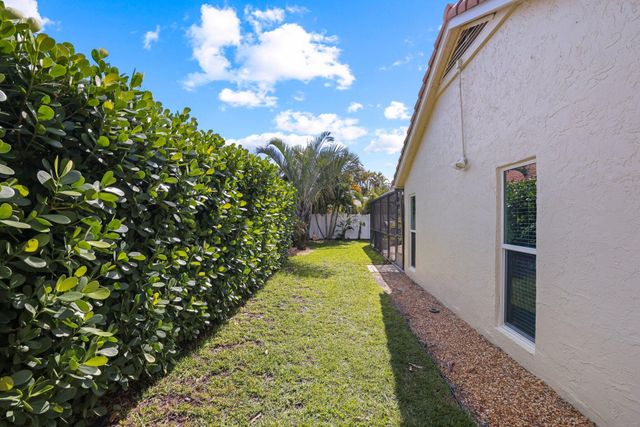 29 Dogwood Circle, Boynton Beach, FL 33436