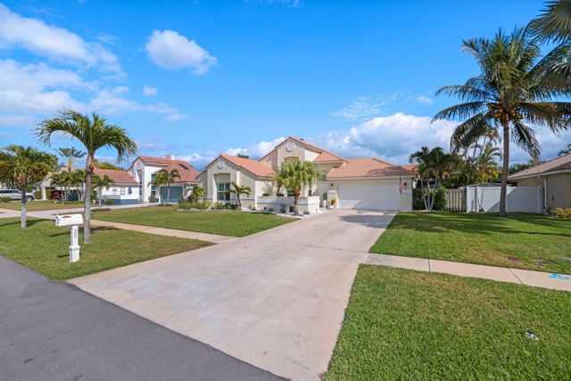 29 Dogwood Circle, Boynton Beach, FL 33436