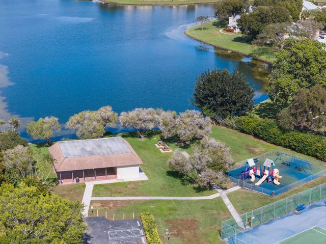 29 Dogwood Circle, Boynton Beach, FL 33436