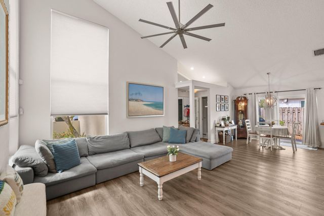 29 Dogwood Circle, Boynton Beach, FL 33436