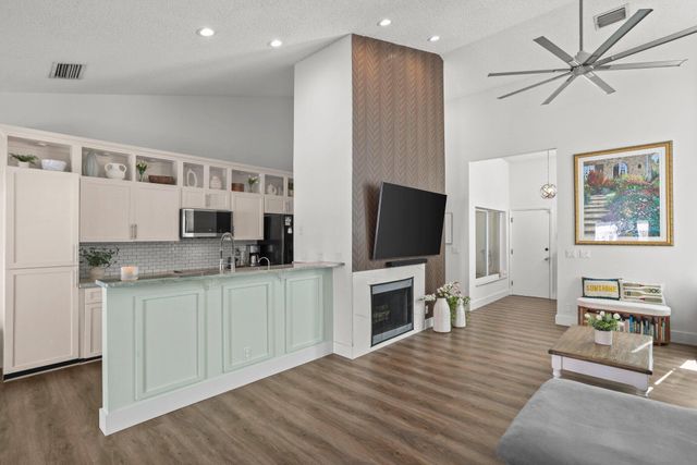 29 Dogwood Circle, Boynton Beach, FL 33436