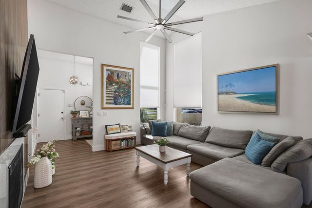 29 Dogwood Circle, Boynton Beach, FL 33436