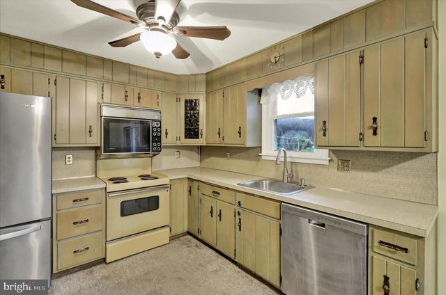 2565 HILL RD, Reading, PA 19606