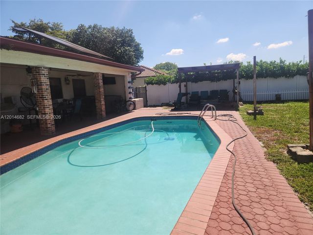 8882 SW 1st Pl, Coral Springs, FL 33071