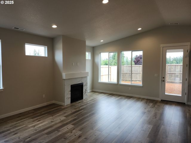 2950 Olympic St 20, Woodburn, OR 97071