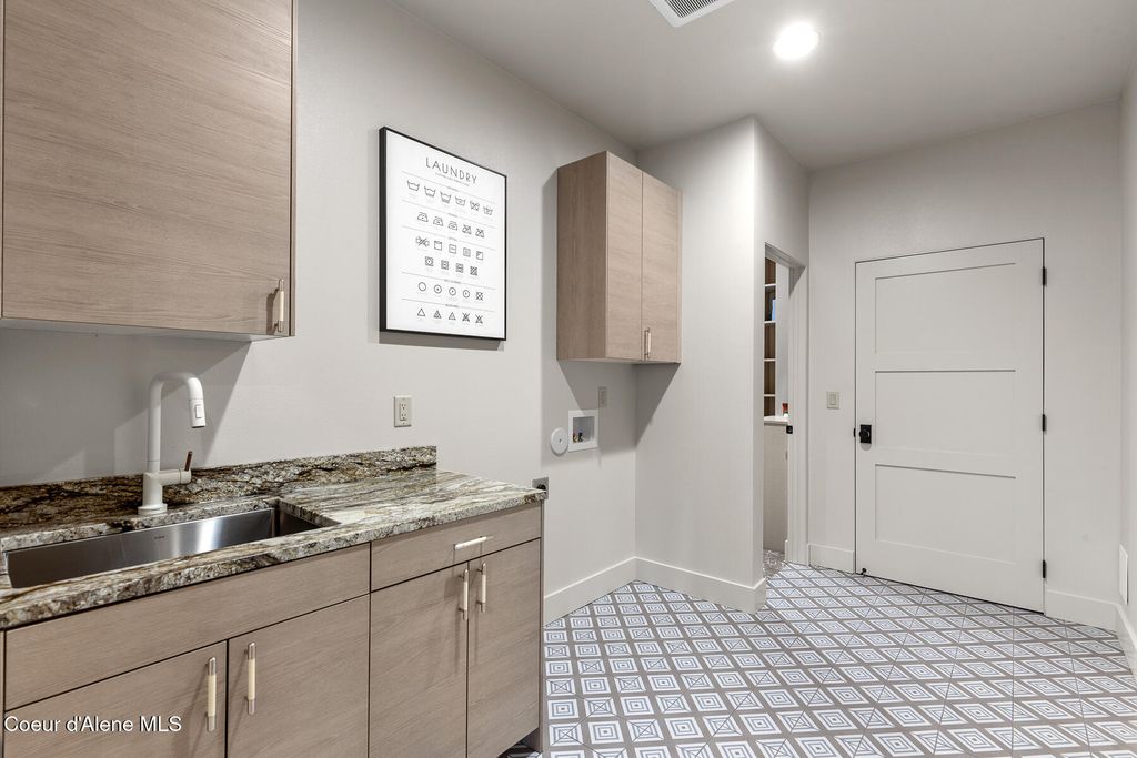 945 N 5TH ST, Coeur d'Alene, ID 83814 photo 17