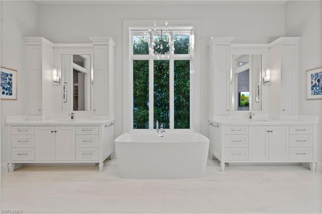 655 Starboard DR, Naples, FL 34103