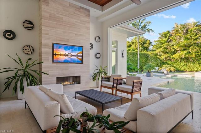 655 Starboard DR, Naples, FL 34103