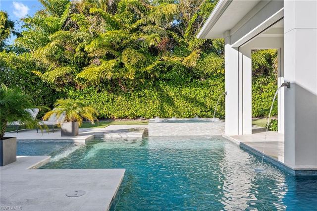 655 Starboard DR, Naples, FL 34103