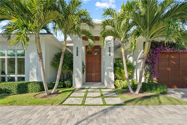 655 Starboard DR, Naples, FL 34103