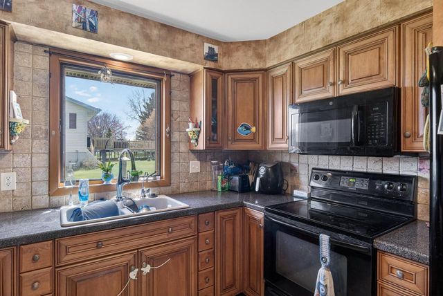823 Tyler ROAD, Howards Grove, WI 53083