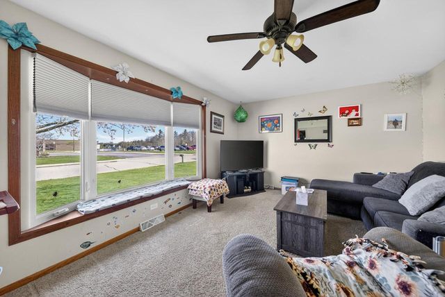823 Tyler ROAD, Howards Grove, WI 53083
