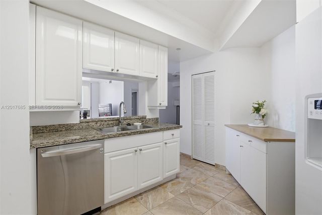 888 Brickell Key Dr 2010, Miami, FL 33131