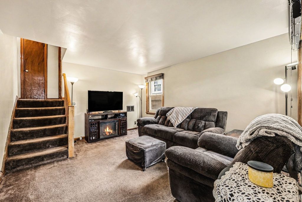 11112 S avenue c Avenue, Chicago, IL 60617 — photo 4